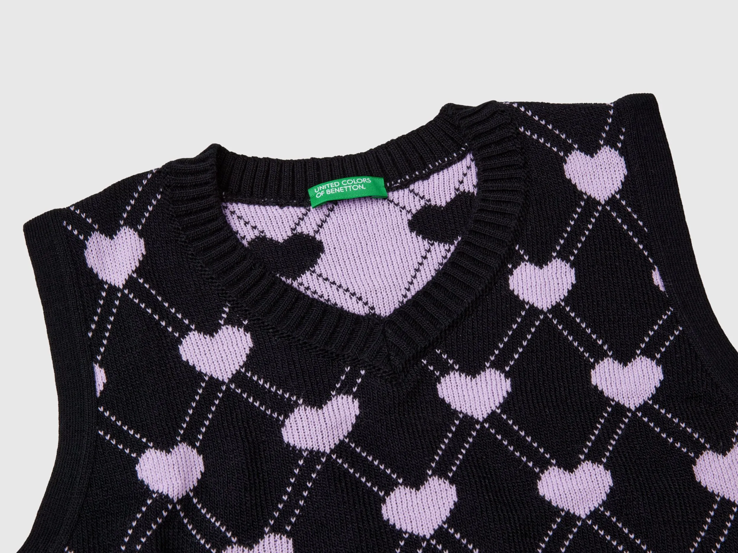 Cropped vest with heart motif - Black | Benetton