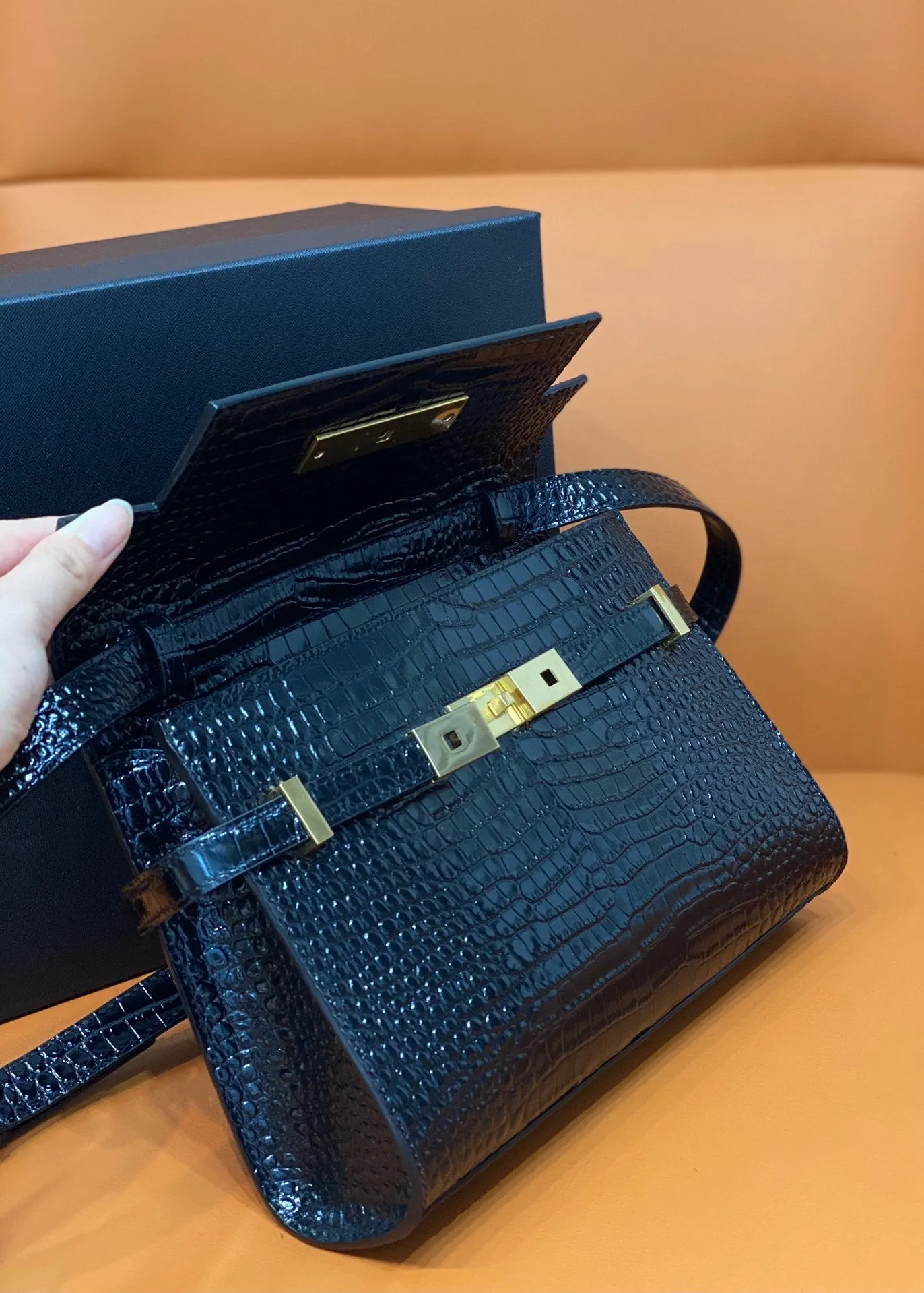 Yves Saint Laurent Manhattan Small Shoulder Bag Black